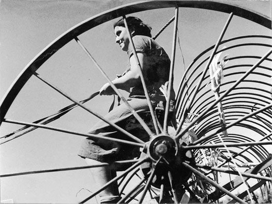 zoltan kluger, women preparing to replace recruits, 1940, jnf 