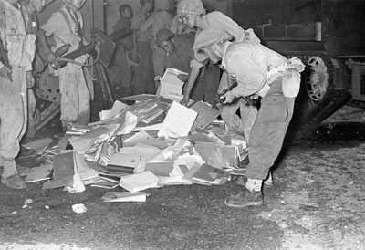 avraham vered, israeli paratroopers taking documents as booty in qalquilya, 1956, israel defense forces archive, bamahane collection
