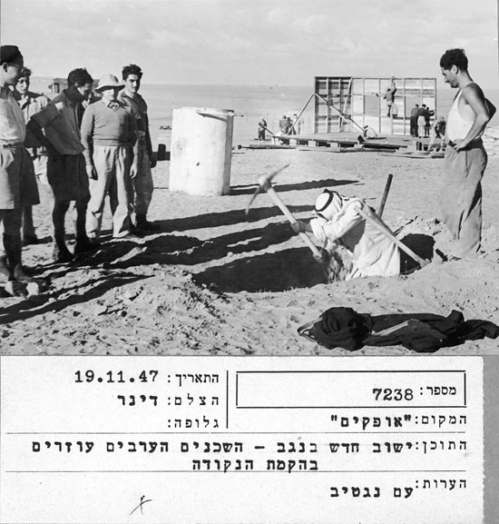 lazar dϋnner, ofakim, new settlement in the negev - arab neighbors help in establishing the outpost, 19.11.1947, jnf archive  
(translated from the typed caption)
