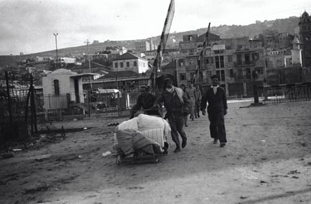 Palestinians on their way to the port to leave the city, the war of 1948